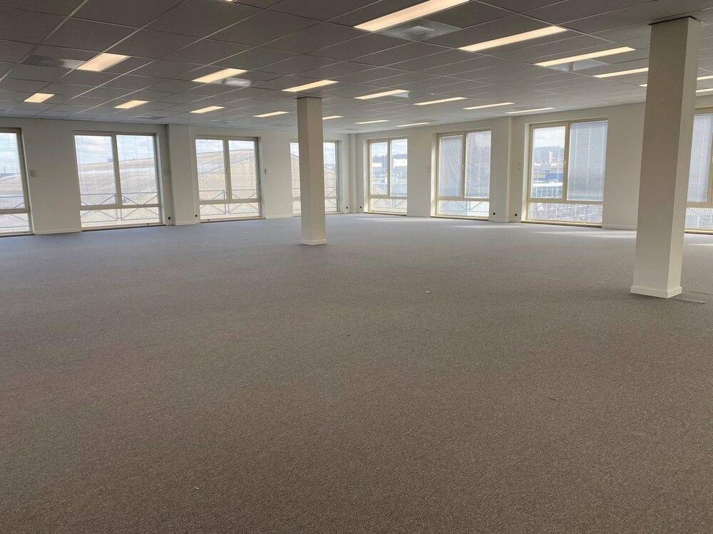 Commerce à louer à Drogenbos 1620 9000.00€ chambres 900.00m² - Annonce 4090