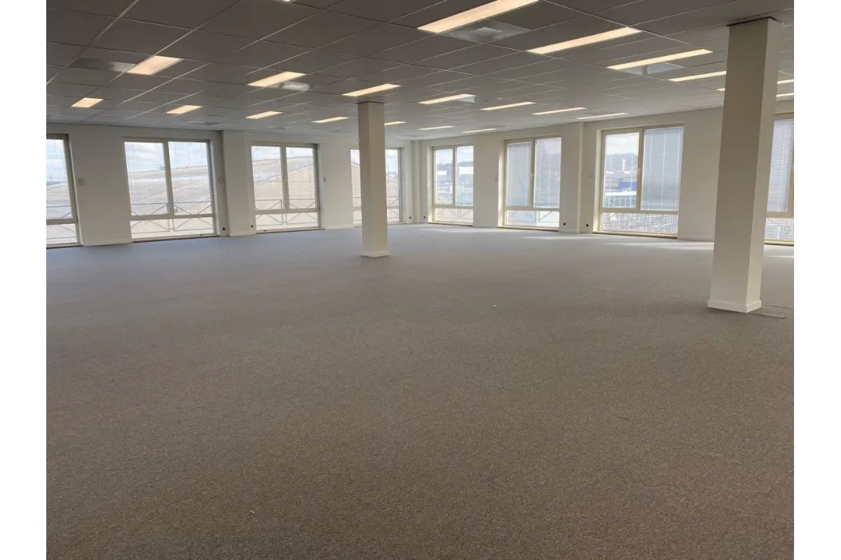 Commerce à louer à Drogenbos 1620 9000.00€  chambres 900.00m² - Annonce 4090