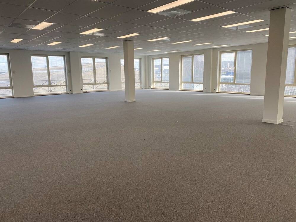 Commerce à louer à Drogenbos 1620 9000.00€ chambres 900.00m² - Annonce 4090