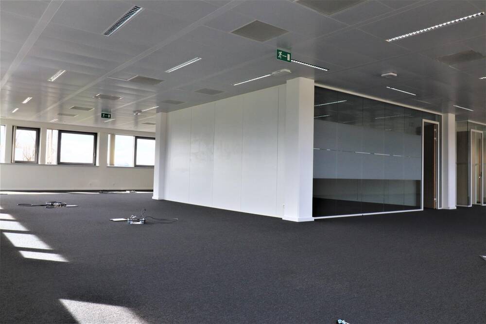 Commerce à louer à Mont-Saint-Guibert 1435 4200.00€ chambres 335.00m² - Annonce 8019
