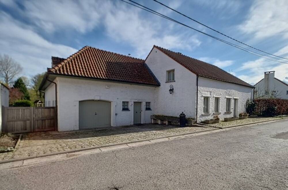 Huis te  koop in Malèves-Sainte-Marie-Wastine 1360 699000.00€ 4 slaapkamers 245.00m² - Zoekertje 1333016
