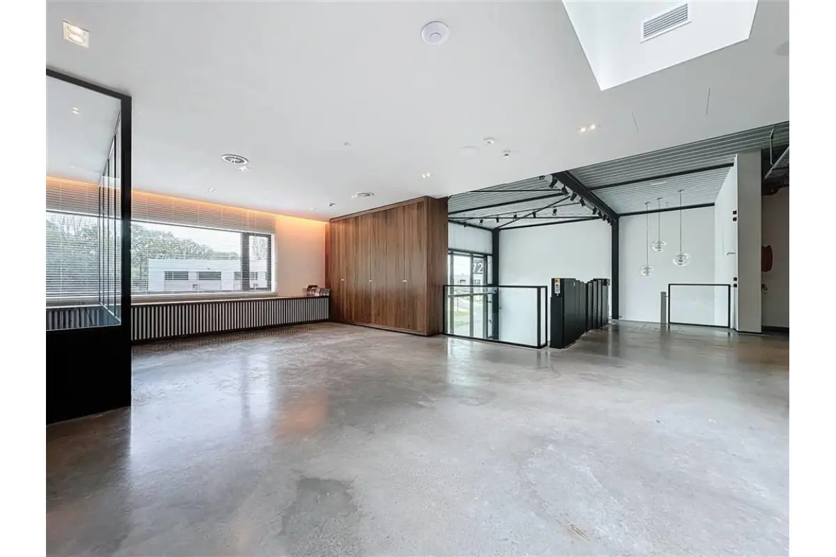 Handelszaak te  huur in Mont-Saint-Guibert 1435 2000.00€  slaapkamers m² - Zoekertje 181333