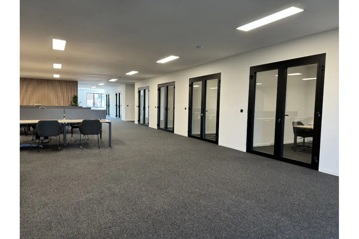 Commerce à louer à Leeuw-Saint-Pierre 1600 99.00€  chambres 200.00m² - Annonce 389094