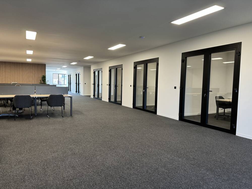 Commerce à louer à Leeuw-Saint-Pierre 1600 99.00€ chambres 200.00m² - Annonce 389094