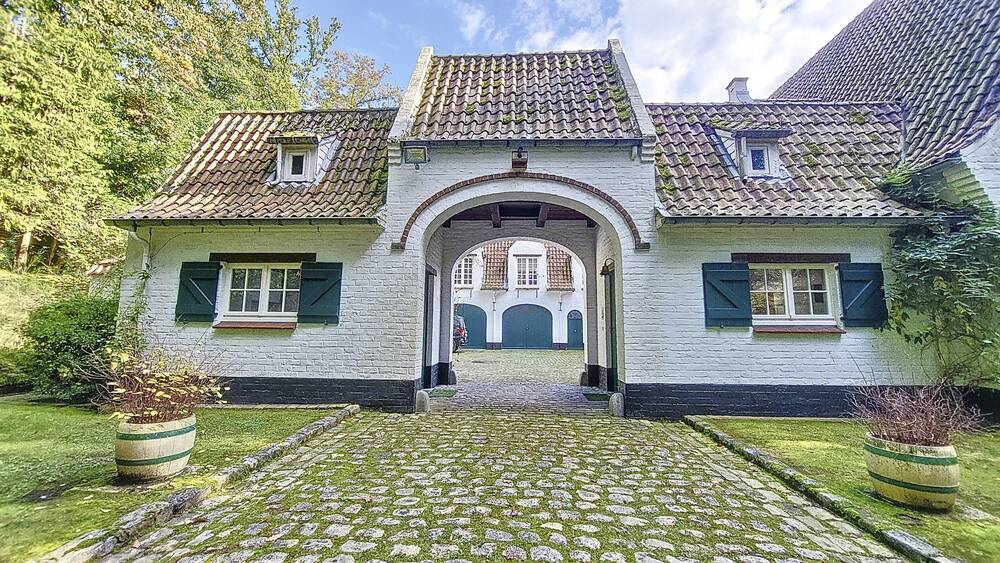 Maison à vendre à Braine-l'Alleud 1420 1720000.00€ 6 chambres 492.00m² - Annonce 456292