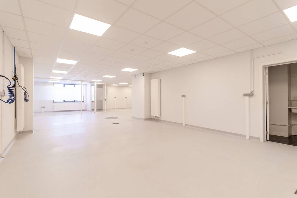 Commerce à louer à Nivelles 1400 2500.00€ chambres 244.00m² - Annonce 464881
