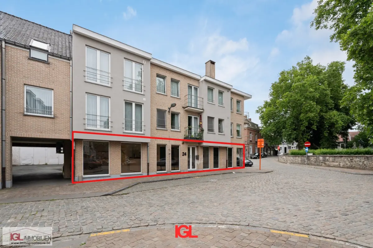 Handelszaak te  koop in Sint-Pieters-Leeuw 1600 335000.00€  slaapkamers m² - Zoekertje 495074
