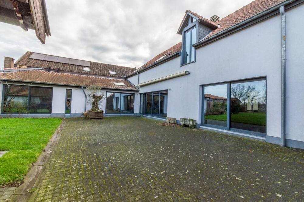 Huis te koop in Sint-Pieters-Leeuw 1600 665000.00€ 5 slaapkamers 255.00m² - Zoekertje 521244