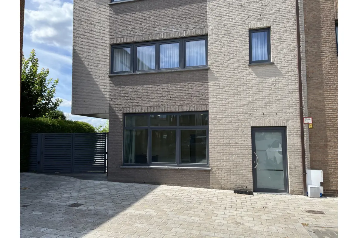 Commerce à louer à Asse 1730 895.00€  chambres 85.00m² - Annonce 539360