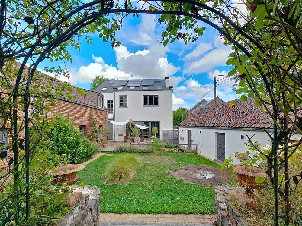 Huis te  koop in Roux-Miroir 1315 645000.00€ 6 slaapkamers 300.00m² - Zoekertje 540427