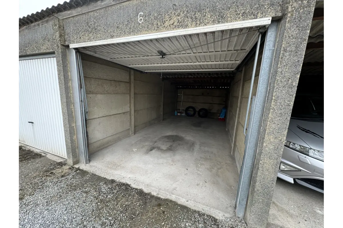 Box te  koop in Sint-Pieters-Leeuw 1600 22500.00€  slaapkamers m² - Zoekertje 545137