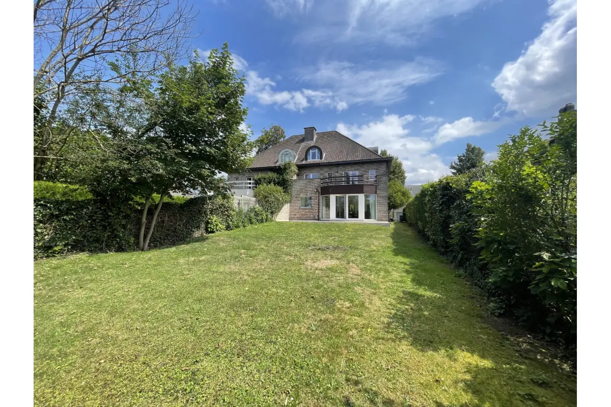 Villa à louer à Wezembeek-Oppem 1970 3300.00€ 6 chambres 300.00m² - Annonce 545539