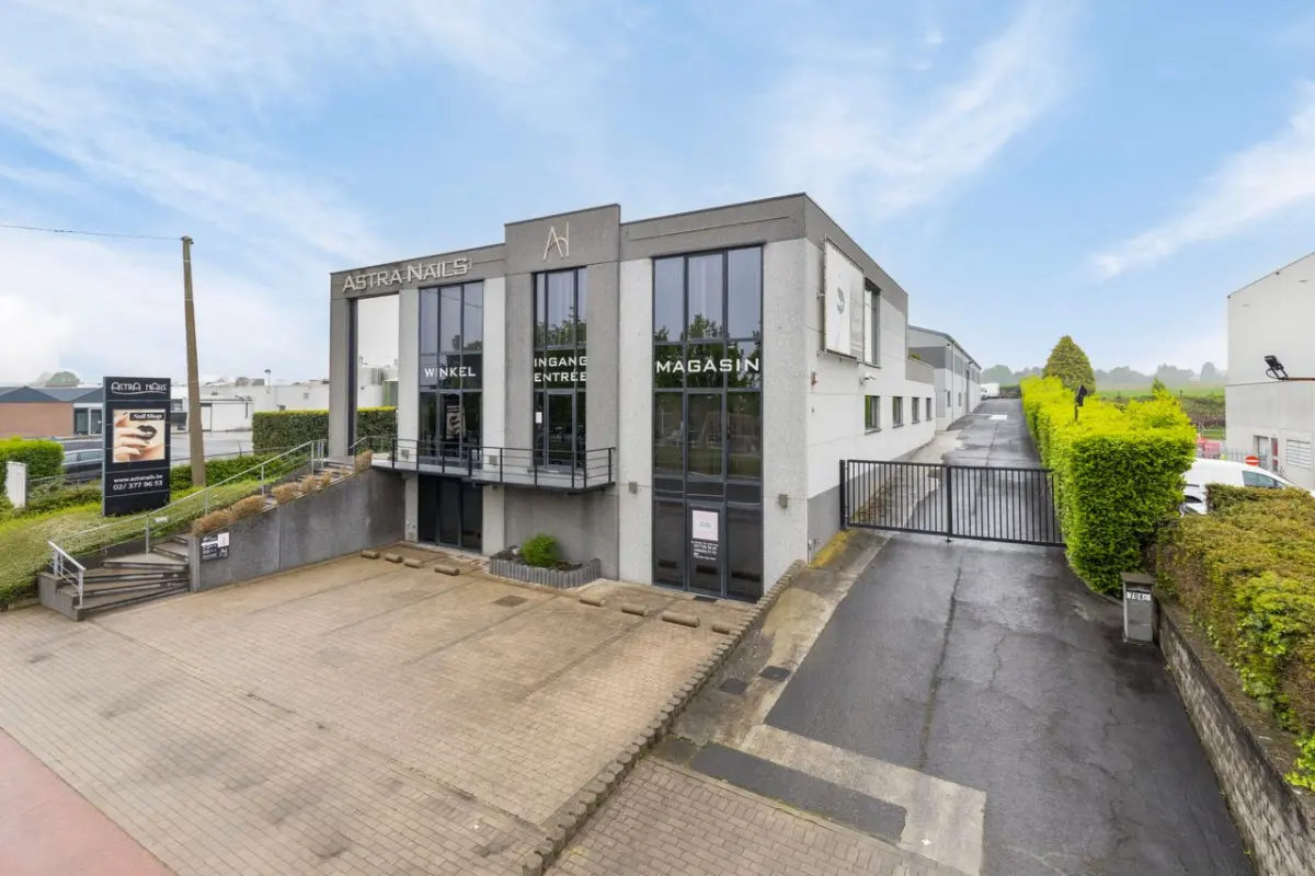 Handelszaak te  koop in Sint-Pieters-Leeuw 1600 1795000.00€  slaapkamers m² - Zoekertje 553569