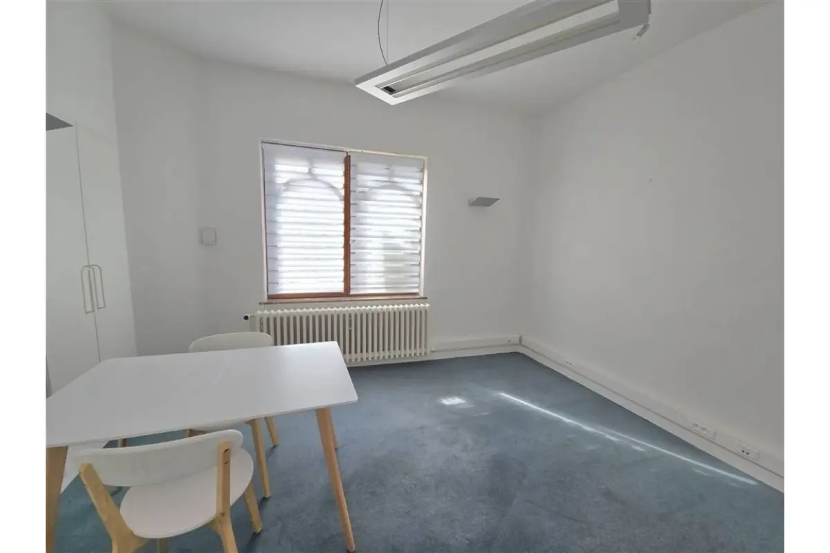 Handelszaak te  huur in Waver 1300 400.00€  slaapkamers 15.00m² - Zoekertje 563542