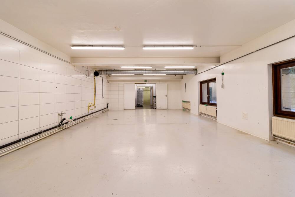 Handelszaak te  huur in Waver 1300 2500.00€  slaapkamers 315.00m² - Zoekertje 568337