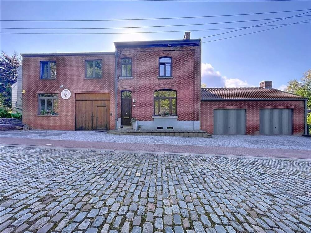 Immeuble de rapport - Immeuble à appartement à vendre à Court-Saint-Etienne 1490 690000.00€ 5 chambres m² - Annonce 571446