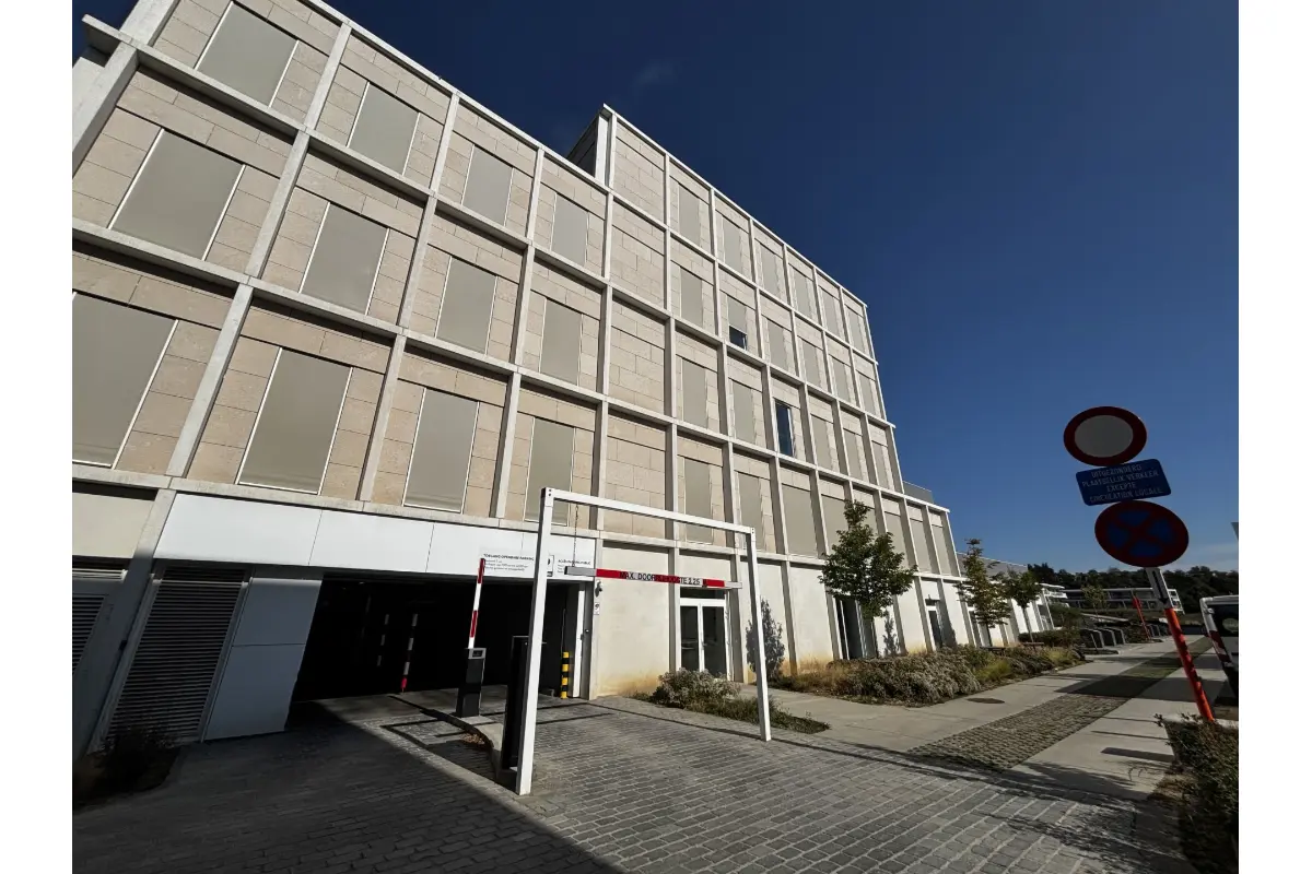 Parking & garage te  huur in Wezembeek-Oppem 1970 100.00€  slaapkamers m² - Zoekertje 572714