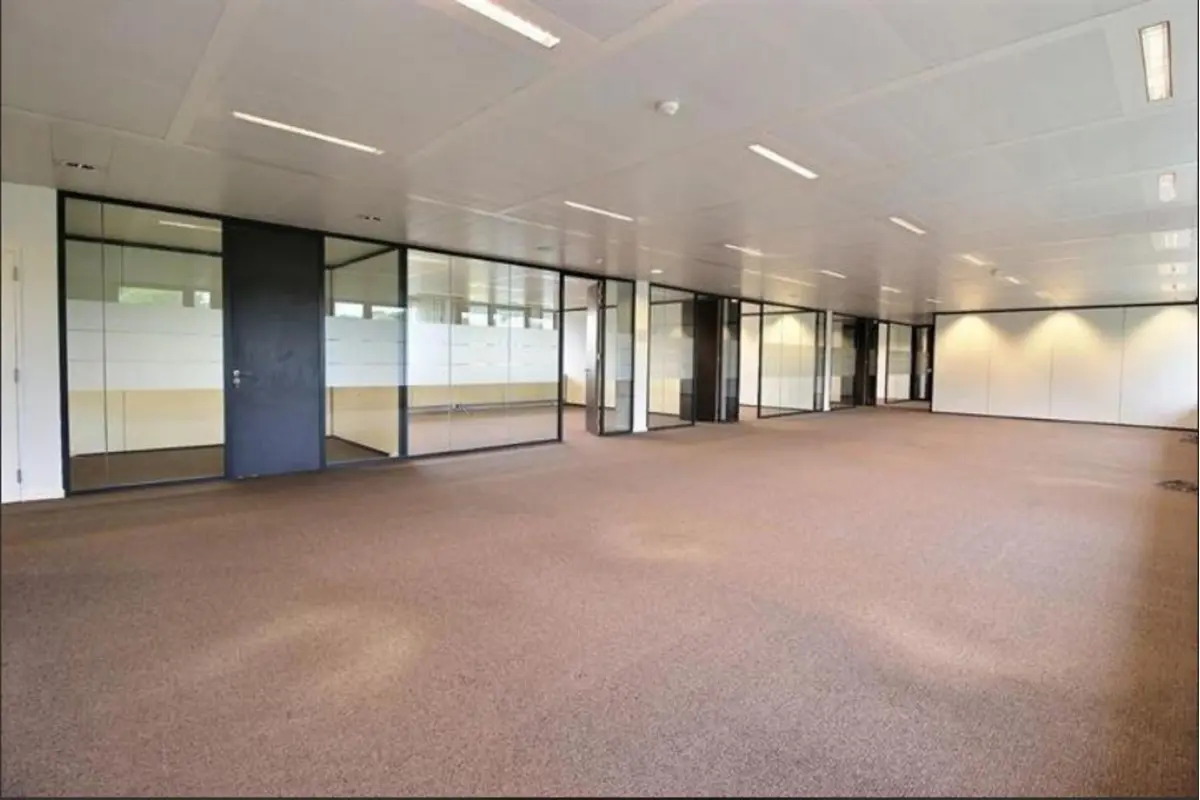 Handelszaak te  huur in Waterloo 1410 5344.00€  slaapkamers 513.00m² - Zoekertje 573682