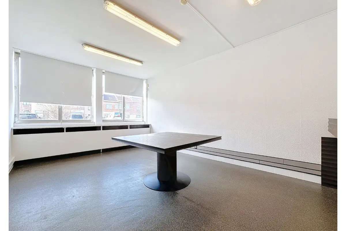 Commerce à louer à Drogenbos 1620 1950.00€  chambres 226.00m² - Annonce 581422