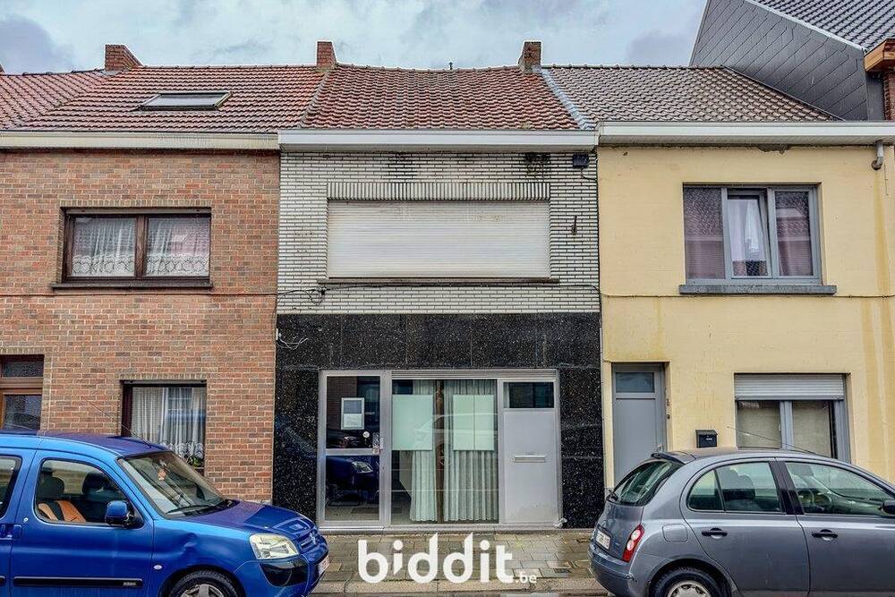 Handelszaak te koop in Hal 1500 115000.00€ slaapkamers m² - Zoekertje 585351