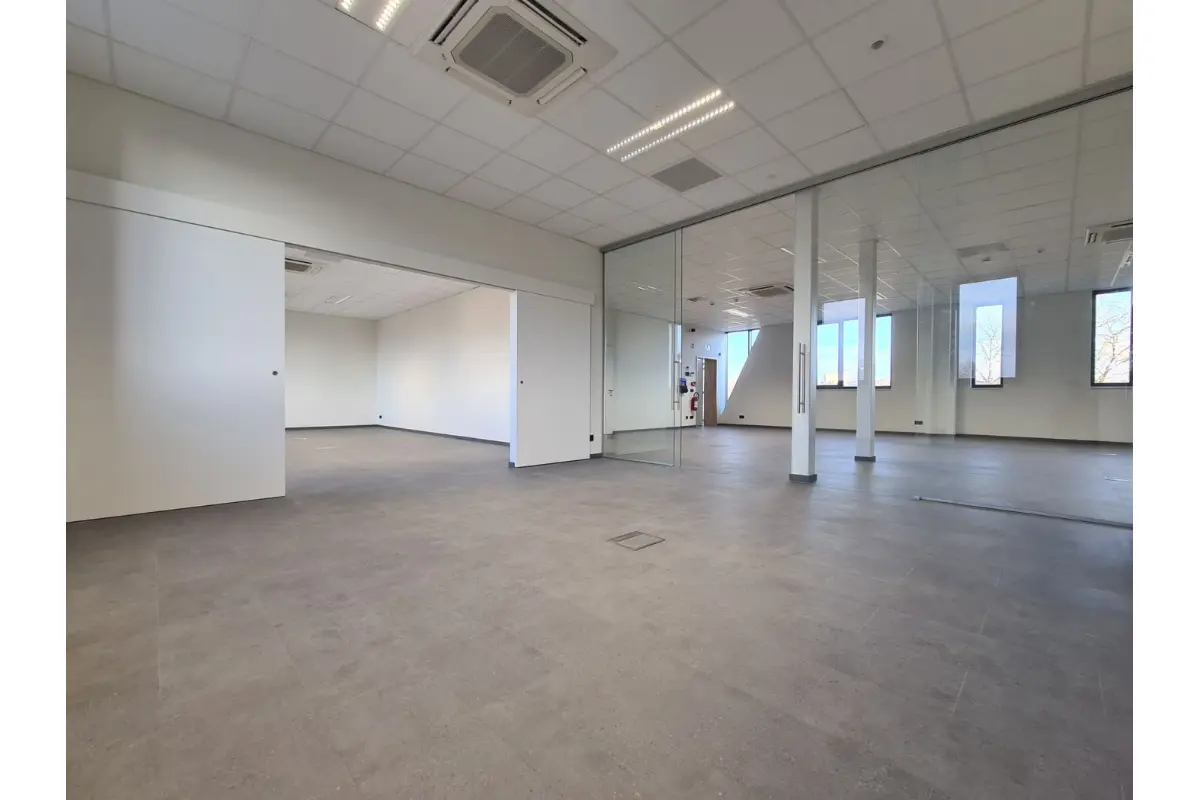 Commerce à louer à Drogenbos 1620 6333.00€  chambres 800.00m² - Annonce 596870