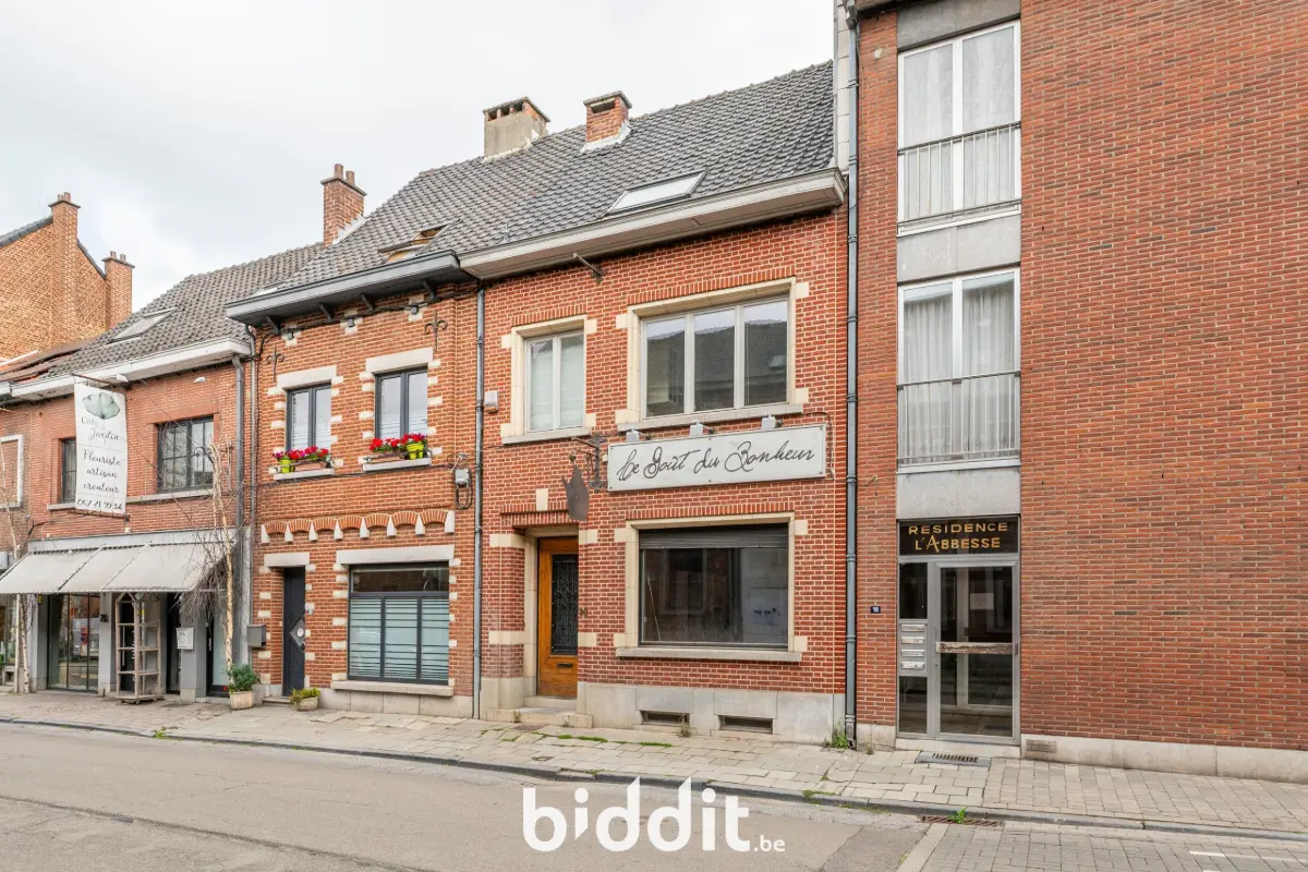 Mixgebouw te  koop in Nijvel 1400 205000.00€ 2 slaapkamers m² - Zoekertje 608526