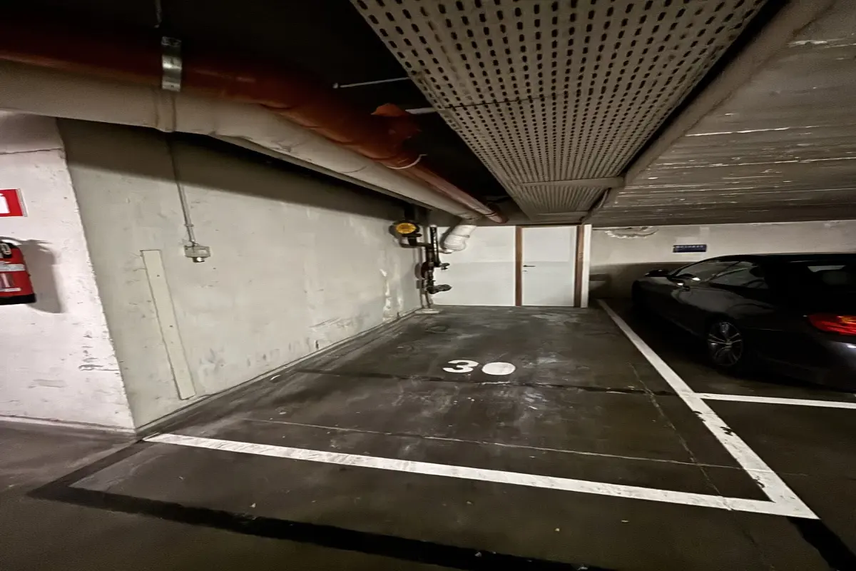 Parking à  à Ixelles 1050 120.00€  chambres m² - Annonce 609429