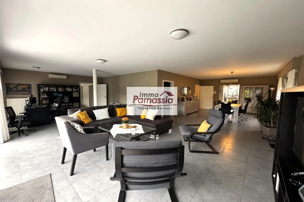 Benedenverdieping te  huur in Wezembeek-Oppem 1970 2400.00€ 3 slaapkamers 200.00m² - Zoekertje 616115