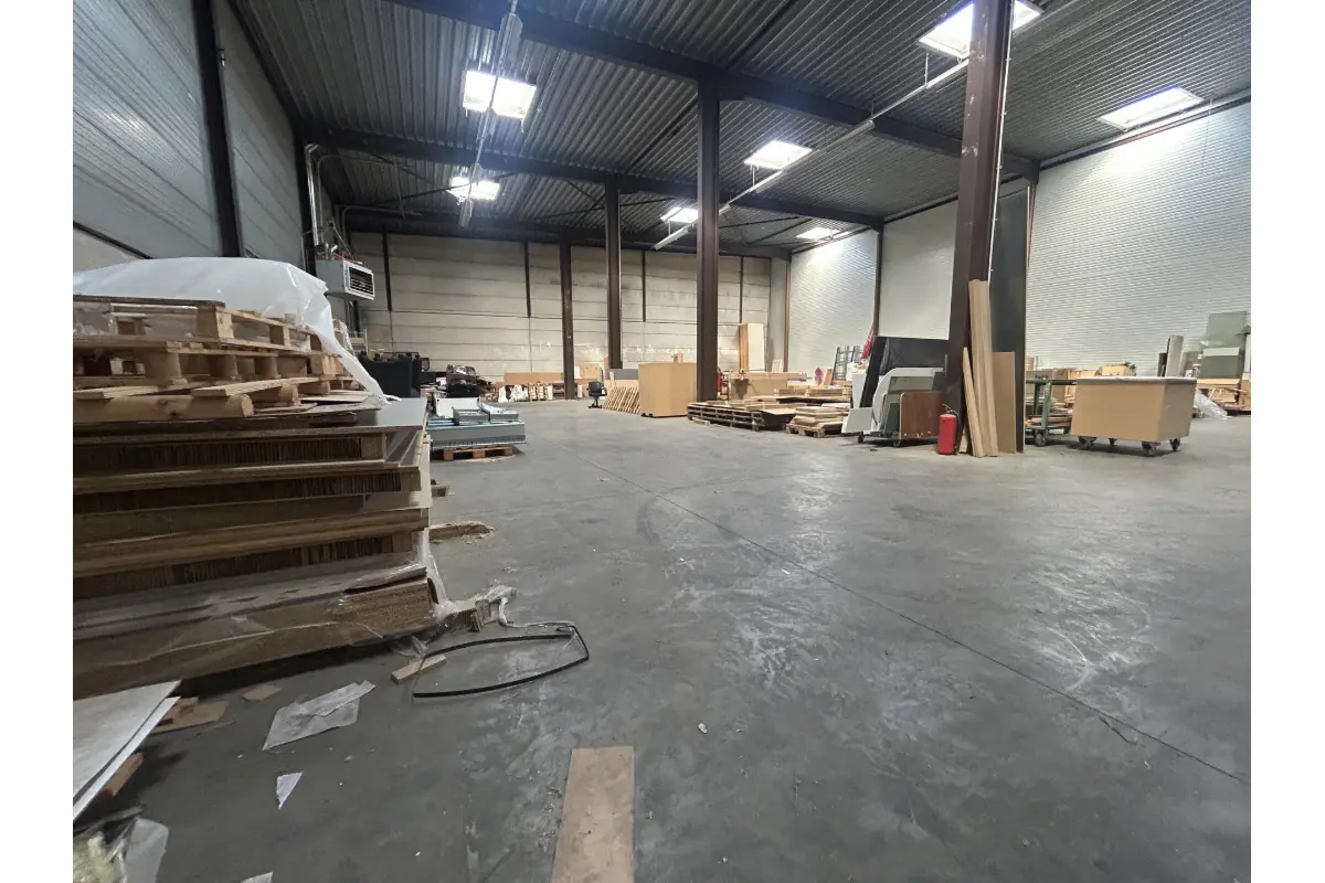 Commerce à louer à Lot 1651 3250.00€  chambres 600.00m² - Annonce 630951