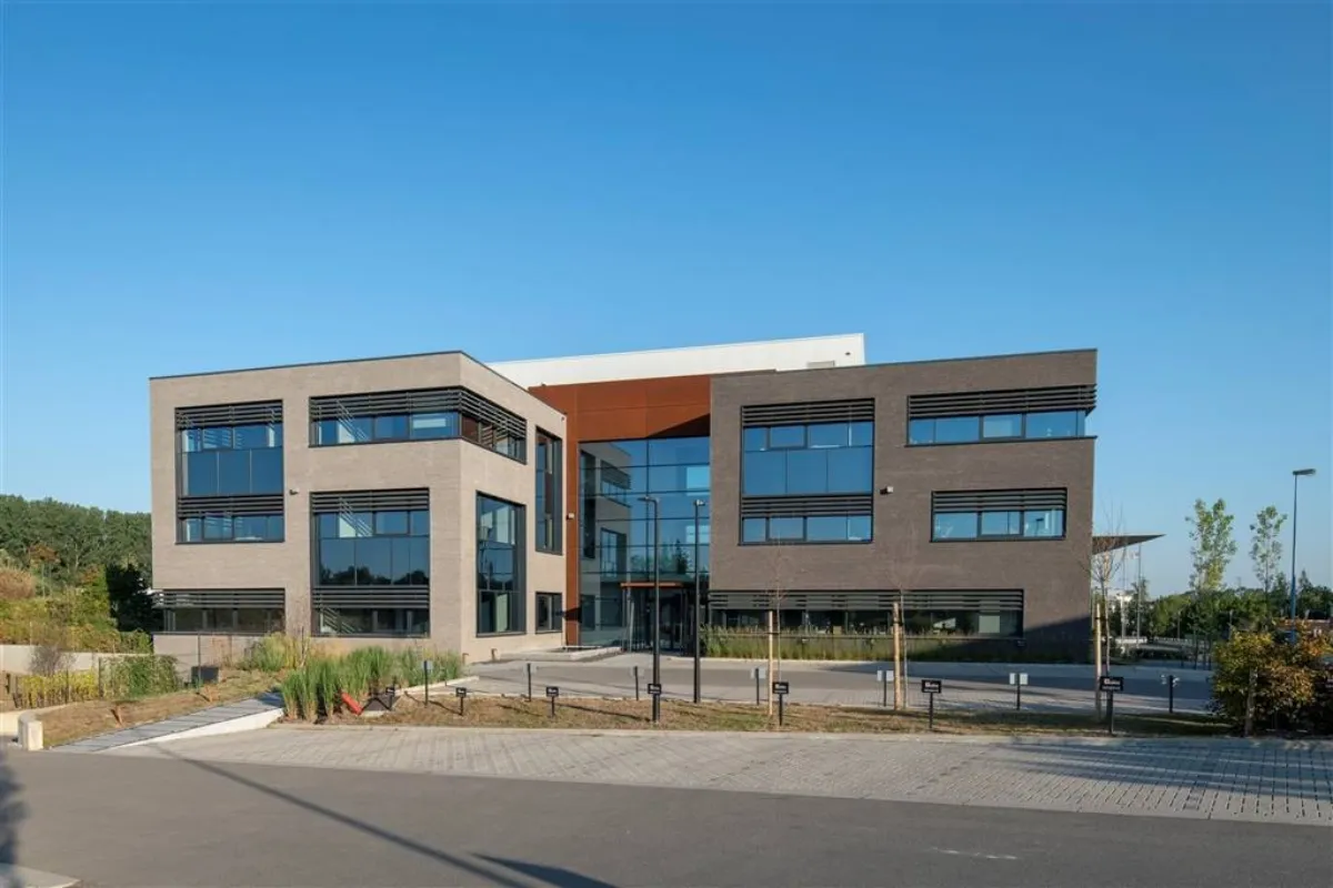 Commerce à louer à Mont-Saint-Guibert 1435 4900.00€  chambres 300.00m² - Annonce 633439