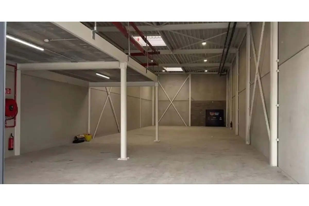 Handelszaak te  huur in Waver 1300 2400.00€  slaapkamers 316.00m² - Zoekertje 645775