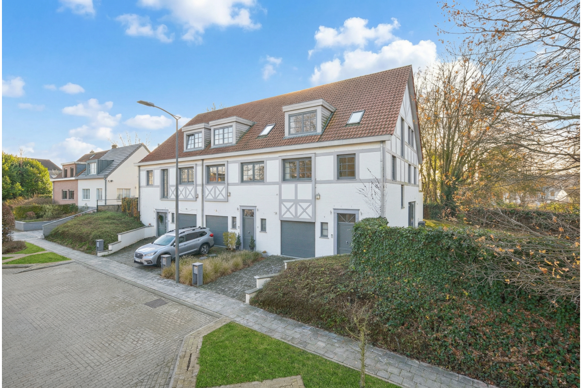 Maison à louer à Wezembeek-Oppem 1970 3900.00€ 5 chambres 271.00m² - Annonce 648898