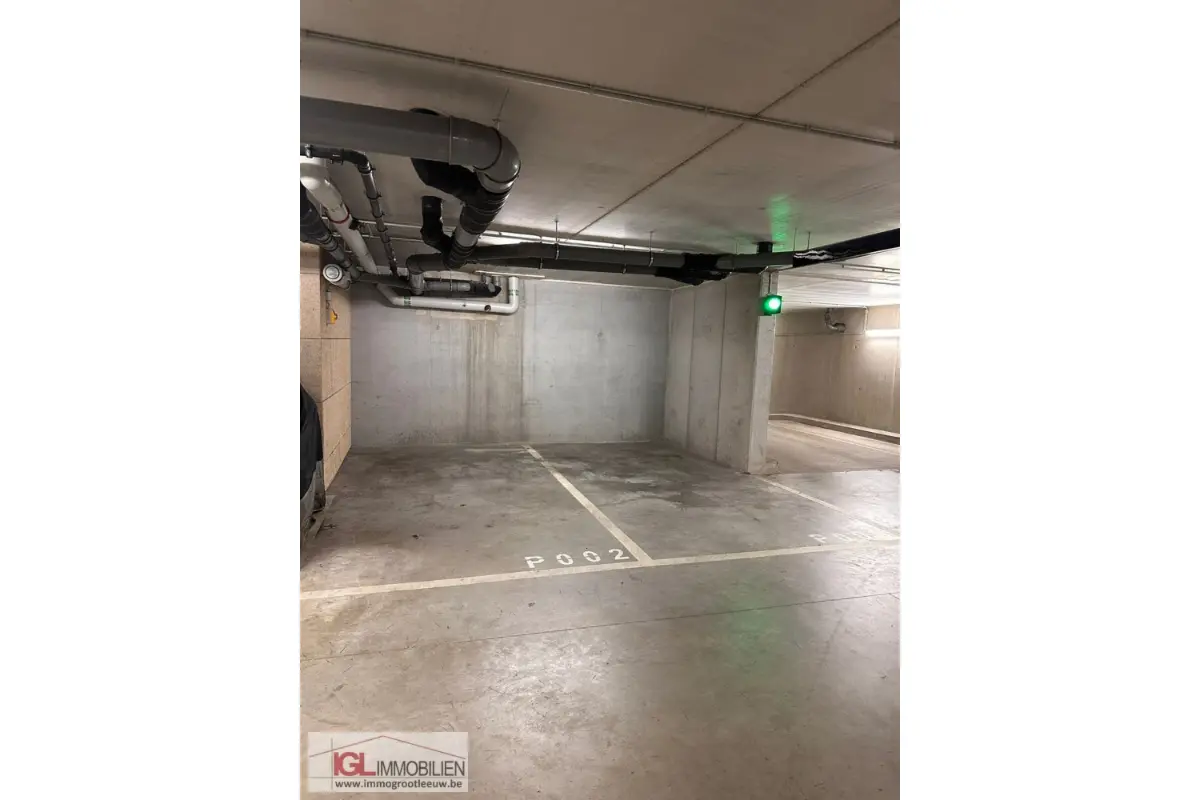 Parking te  in Sint-Jans-Molenbeek 1080 90.00€  slaapkamers m² - Zoekertje 660869