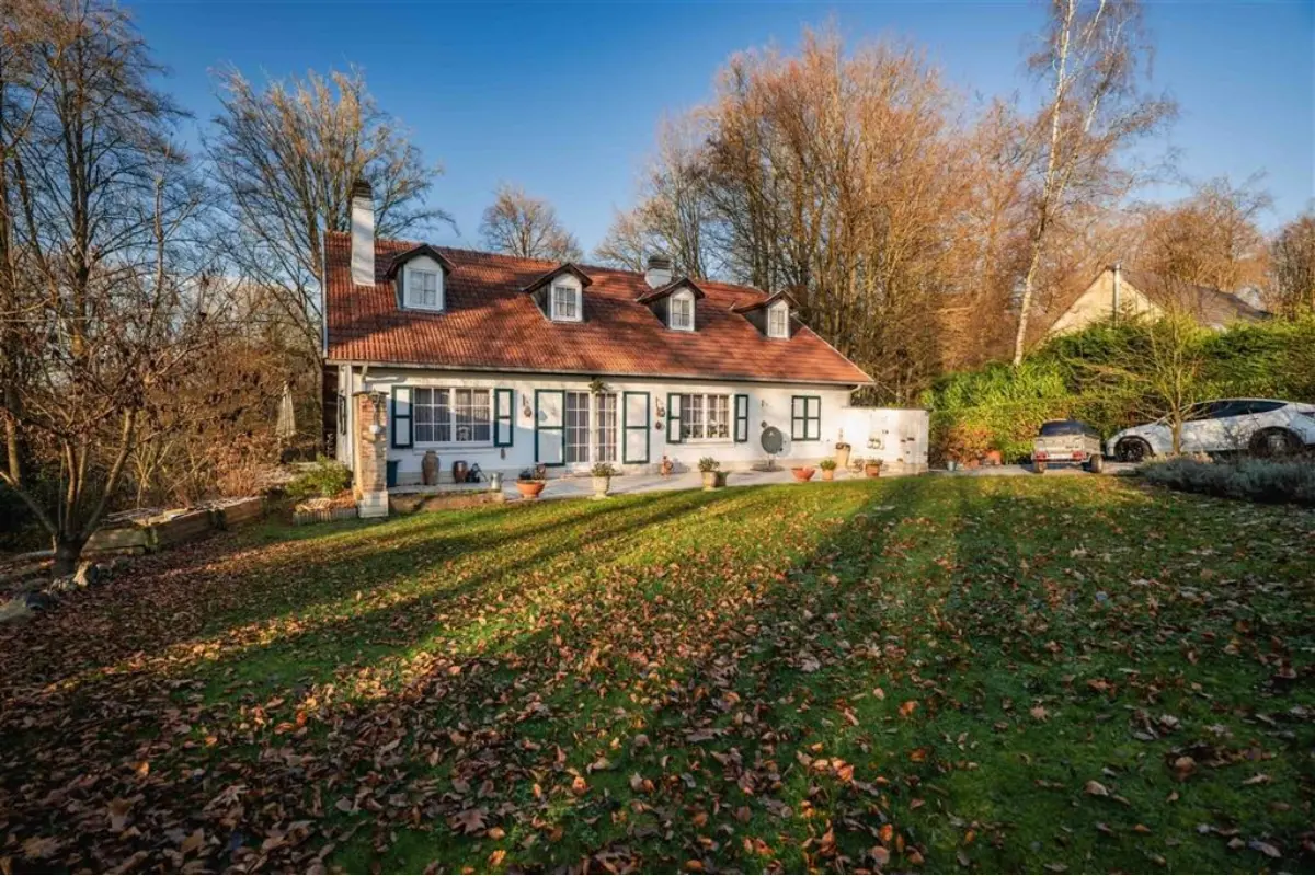 Villa te  koop in Genepiën 1470 699000.00€ 5 slaapkamers 260.00m² - Zoekertje 661125