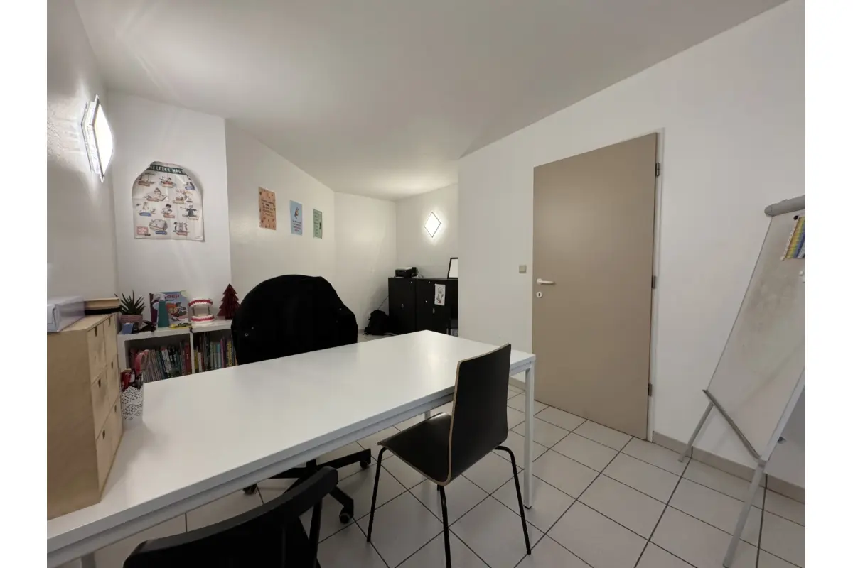 Commerce à louer à Leeuw-Saint-Pierre 1600 885.00€  chambres 55.00m² - Annonce 663899