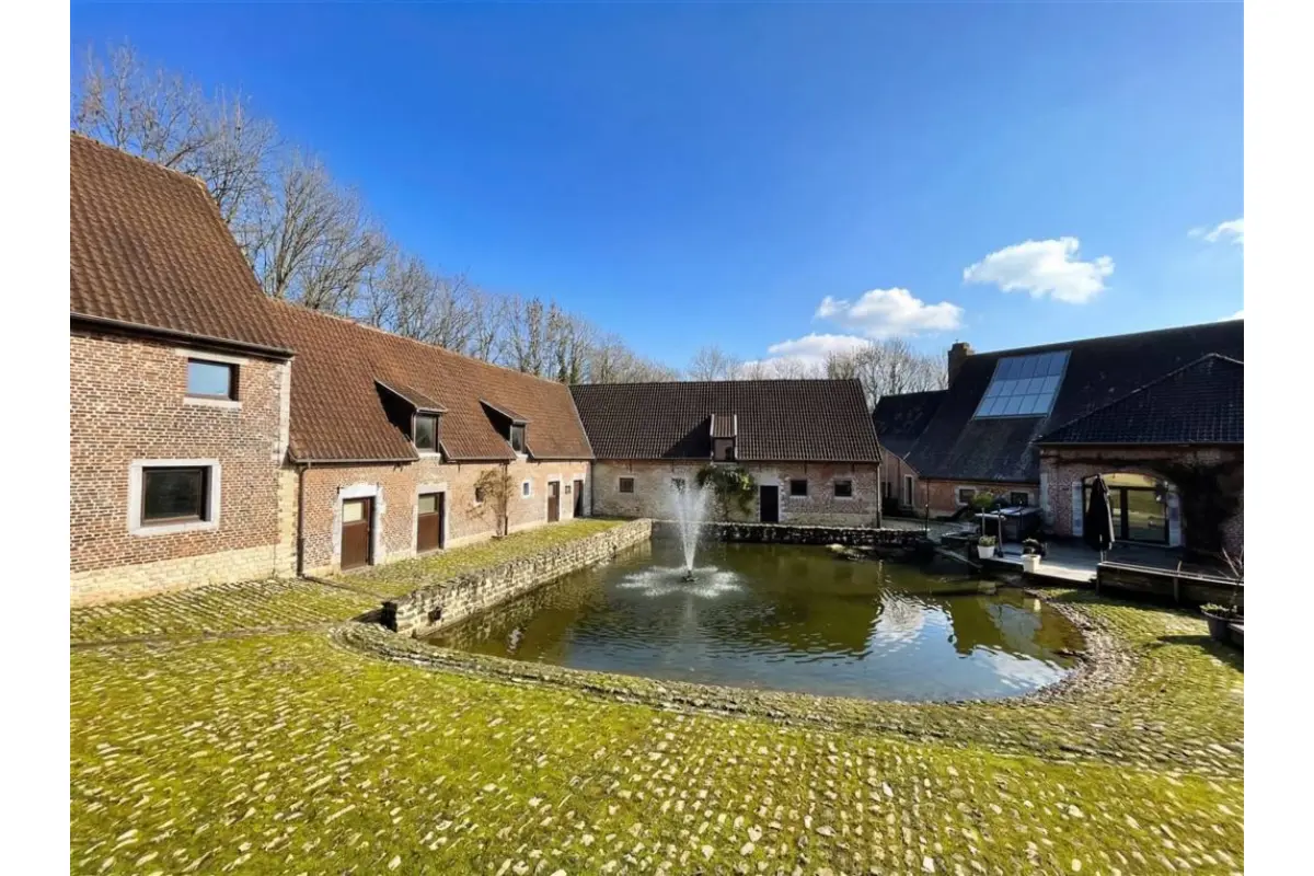 Commerce à louer à Ophain-Bois-Seigneur-Isaac 1421 990.00€  chambres 100.00m² - Annonce 692168