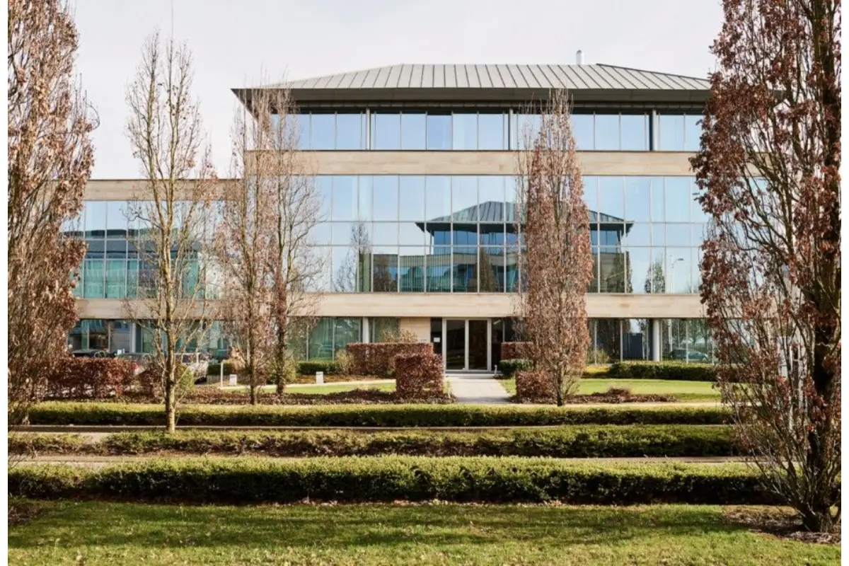 Commerce à louer à Braine-l'Alleud 1420 5451.00€  chambres 439.00m² - Annonce 700363