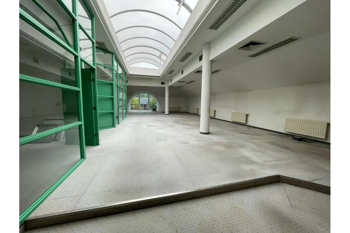 Commerce à vendre à Ruisbroek 1601 926000.00€  chambres 932.00m² - Annonce 700377