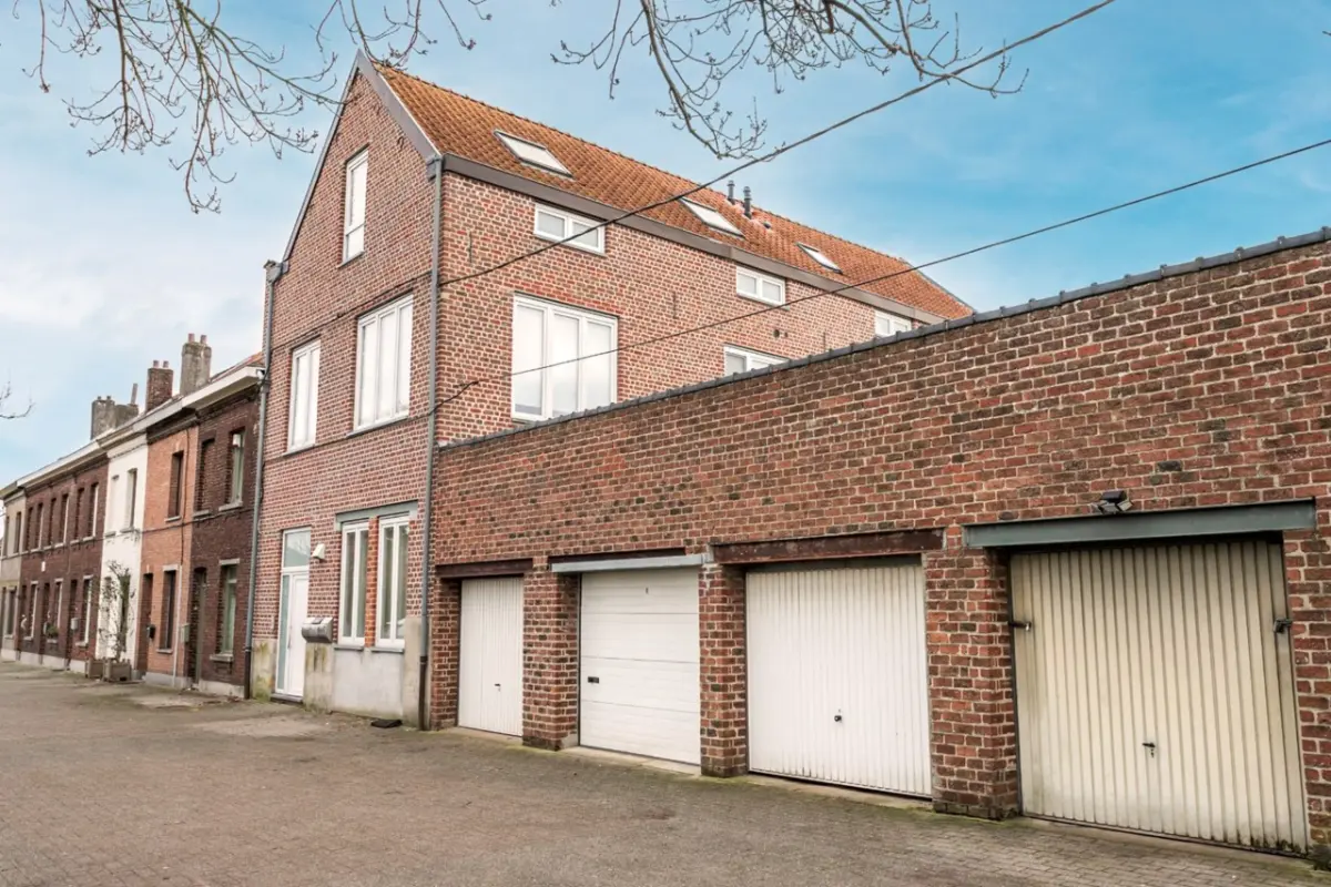 Appartement te  koop in Sint-Pieters-Leeuw 1600 790000.00€ 6 slaapkamers 309.00m² - Zoekertje 701873