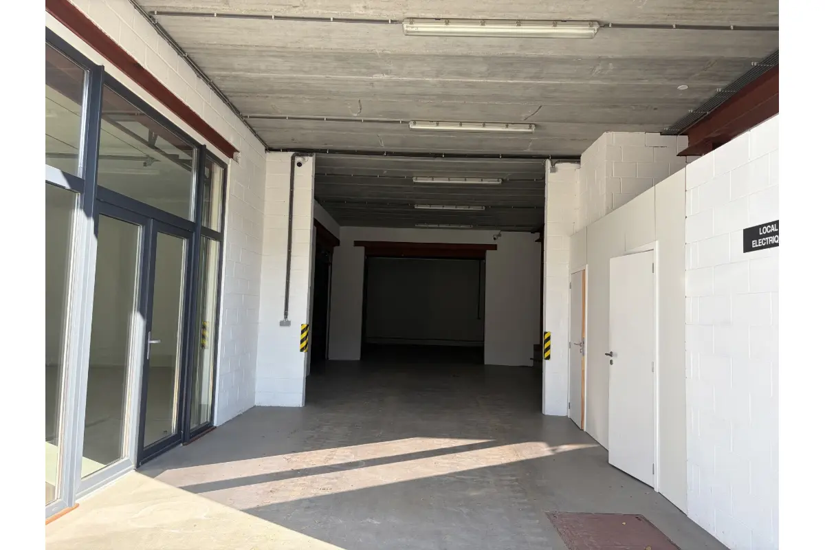Handelszaak te  huur in Waterloo 1410 2600.00€  slaapkamers 270.00m² - Zoekertje 711977