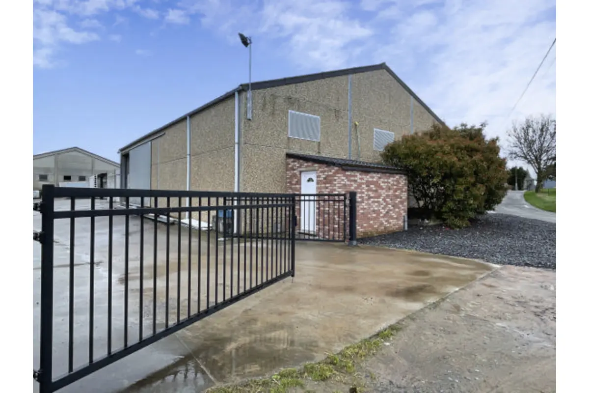 Handelszaak te  in Horrues 7060 1250.00€  slaapkamers 317.00m² - Zoekertje 715546