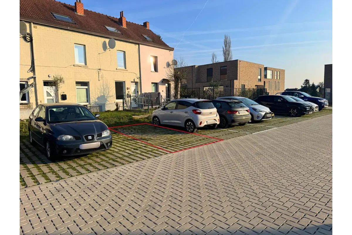 Parking & garage te  huur in Sint-Pieters-Leeuw 1600 80.00€  slaapkamers m² - Zoekertje 719105