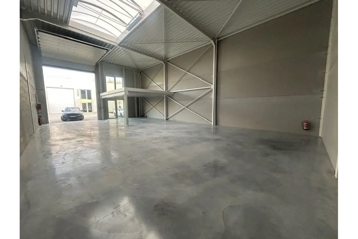 Commerce à louer à Leeuw-Saint-Pierre 1600 1950.00€  chambres 185.00m² - Annonce 718946