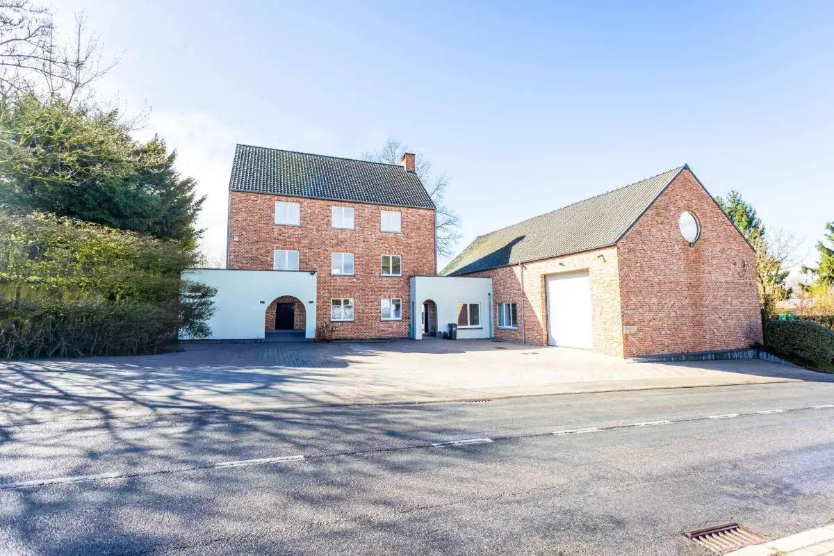 Mixgebouw te  koop in Chastre 1450 1100000.00€  slaapkamers 805.00m² - Zoekertje 727169