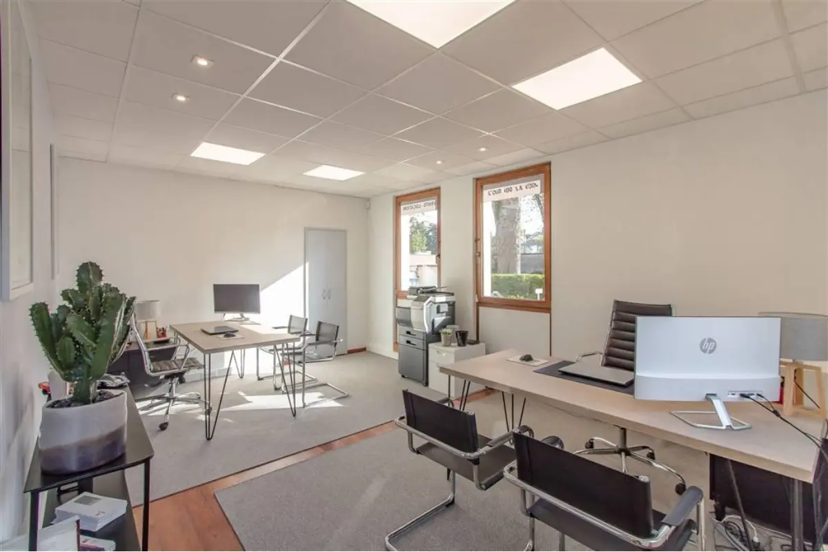Handelszaak te  huur in Waterloo 1410 1000.00€  slaapkamers 100.00m² - Zoekertje 741287