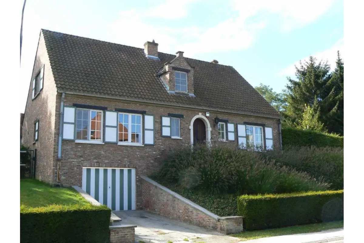 Huis te  huur in Sint-Genesius-Rode 1640 2150.00€ 4 slaapkamers m² - Zoekertje 763282