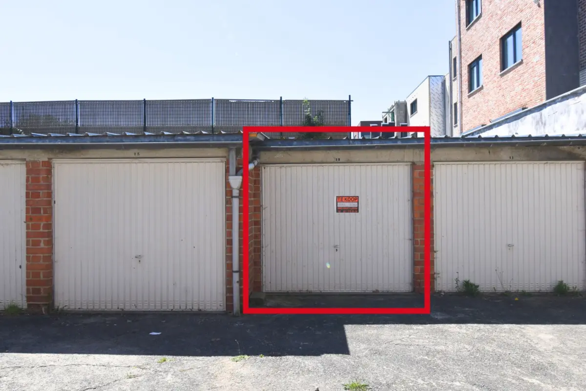 Parking / garage à vendre à Leeuw-Saint-Pierre 1600 30000.00€  chambres m² - Annonce 771204