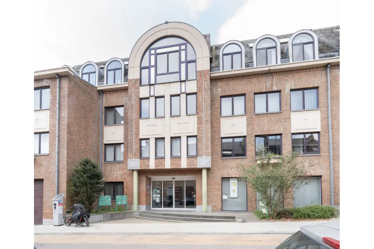 Handelszaak te  koop in Hal 1500 300000.00€  slaapkamers m² - Zoekertje 772200