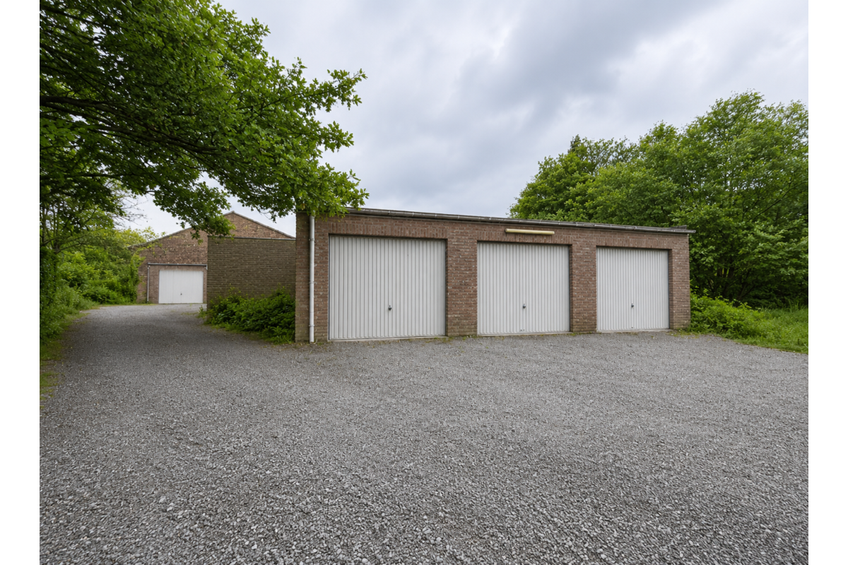 Parking & garage te  huur in Sint-Pieters-Leeuw 1600 130.00€  slaapkamers m² - Zoekertje 772930