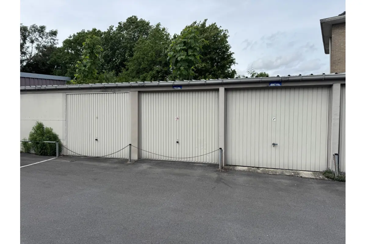 Parking & garage te  huur in Sint-Pieters-Leeuw 1600 115.00€  slaapkamers m² - Zoekertje 777306